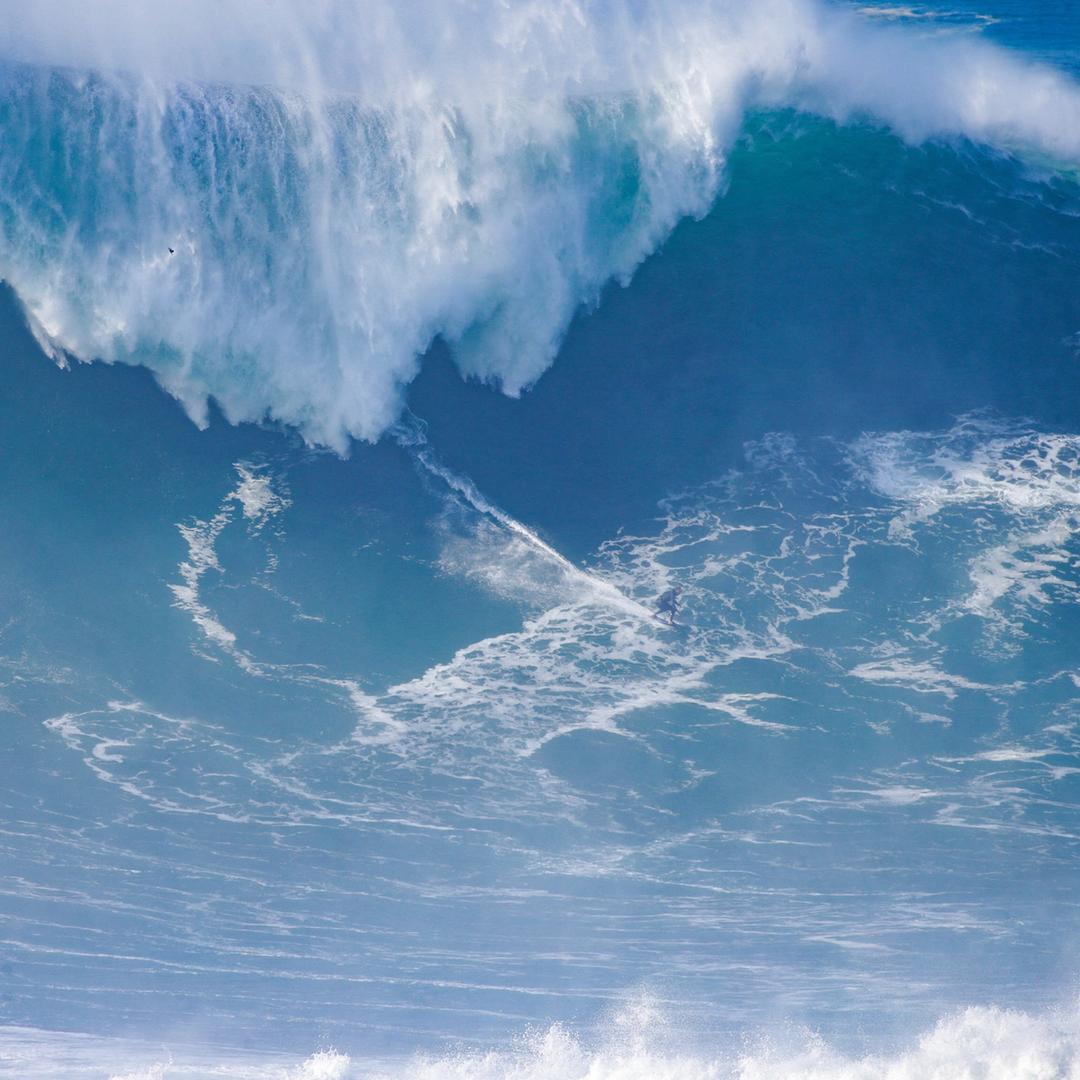 Surfer auf einer Riesen-Welle