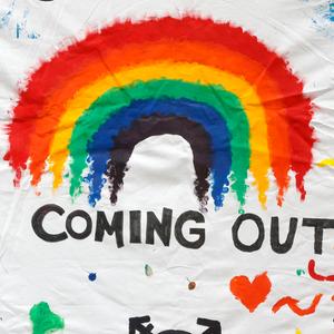 Ein Plakat mit der Aufschrift "Coming Out".