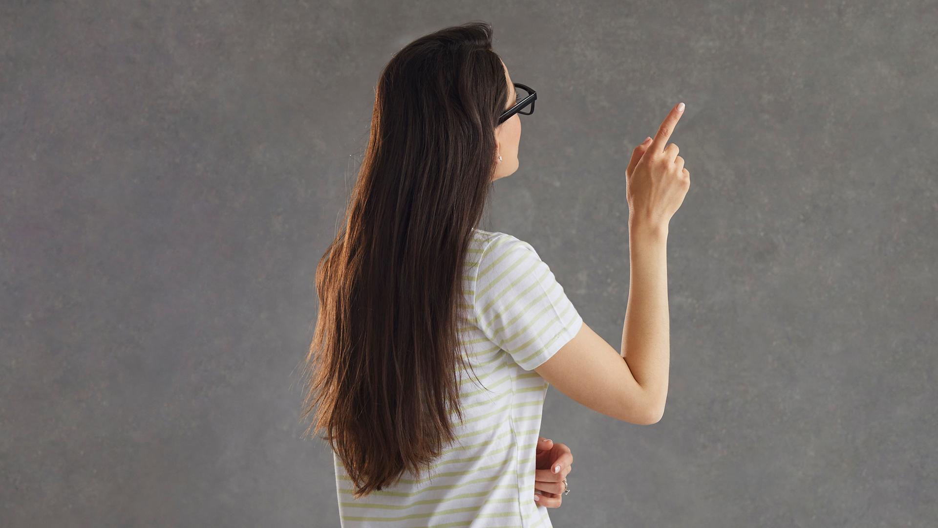 Eine Frau hebt den Finger.・Bild: Colourbox.de Eine Frau hebt den Finger.