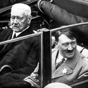 Ein Archivbild vom 1. Mai 1933 zeigt den ehemaligen Generalfeldmarschall und Reichspraesidenten Paul von Hindenburg, links, mit Reichskanzler Adolf Hitler, rechts, bei einem Autokorso zum "Tag der Arbeit" im Berliner Lustgarten.