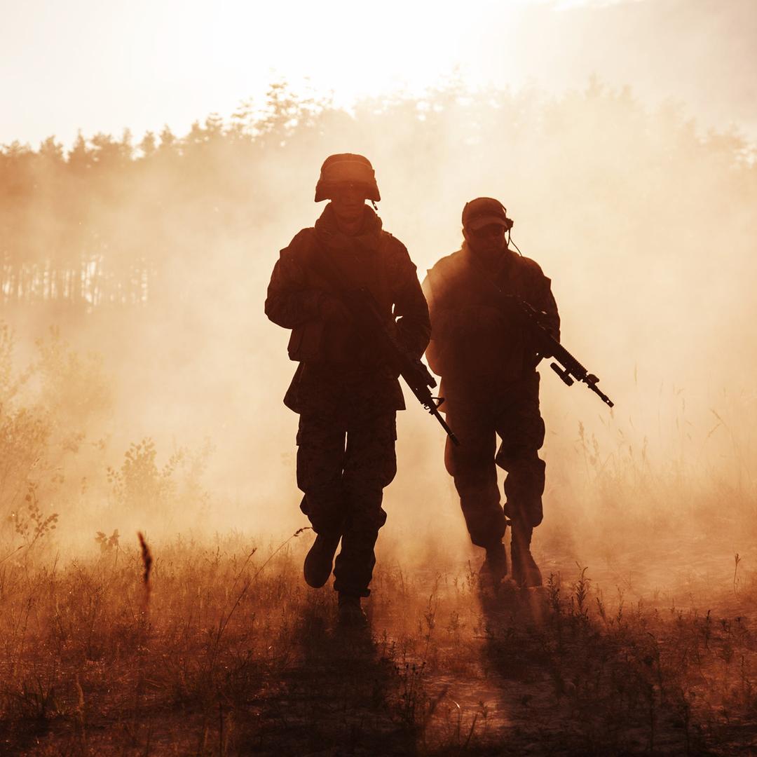 Soldaten im Gegenlicht・Bild: colourbox.de Soldaten im Gegenlicht