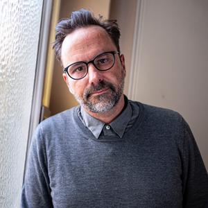 Kurt Krömer, Komiker und Schauspieler, steht in einem Treppenhaus.