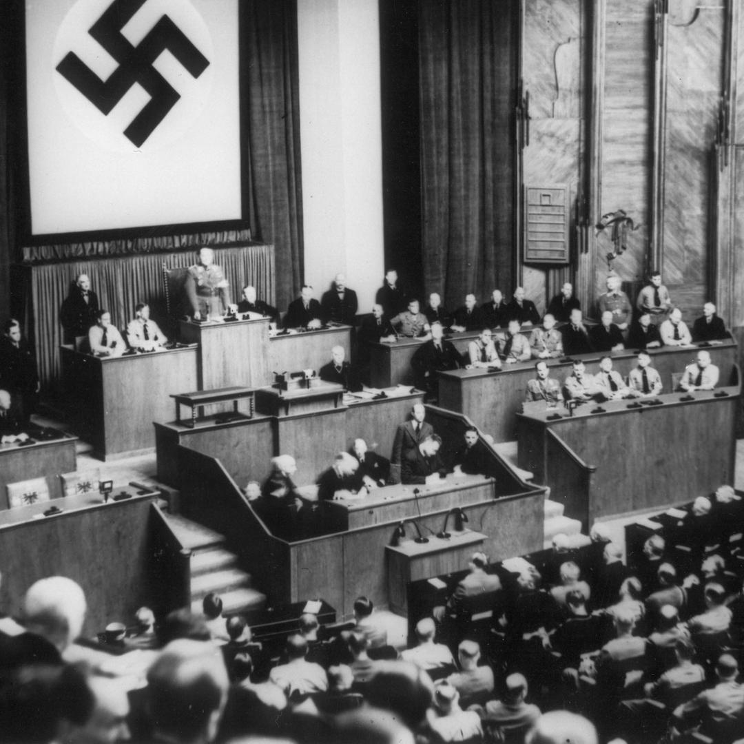 21. März 1933 Eröffnung der ersten Reichstagssitzung in der Krolloper in Berlin, 17 Uhr. (nach dem Staatsakt in der Potsdamer Garnisonkirche). - Reichstagspräsident Hermann Göring eröffnet die Sitzung.