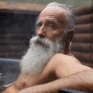 Ein Mann in der Sauna