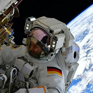 Der deutsche Astronaut Matthias Maurer arbeitet während eines Außeneinsatzes an der Raumstation ISS.