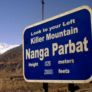 Schild mit der Aufschrift " Look to your Left: Killer Mountain Nanga Parbat"