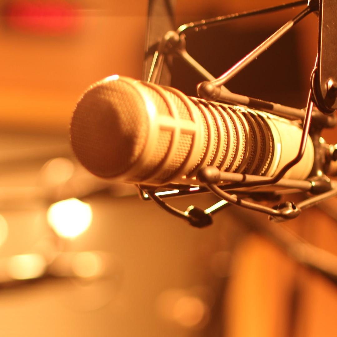 Graues Mikrofon in einem Radio Studio auf einem Ständer im Zimmer