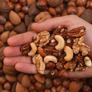 gemischte Nüsse, darunter Cashewkerne, Mandeln, Haselnüsse, Walnüsse, Pekannüsse und Pistazien. Neue Forschungsergebnisse zeigen, dass der Verzehr von mehr Nüssen die Gewichtszunahme im Alter verlangsamen kann