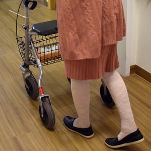 Stuttgart: Eine Pflegekraft geht in einem Pflegeheim mit einer älteren Dame über einen Korridor.