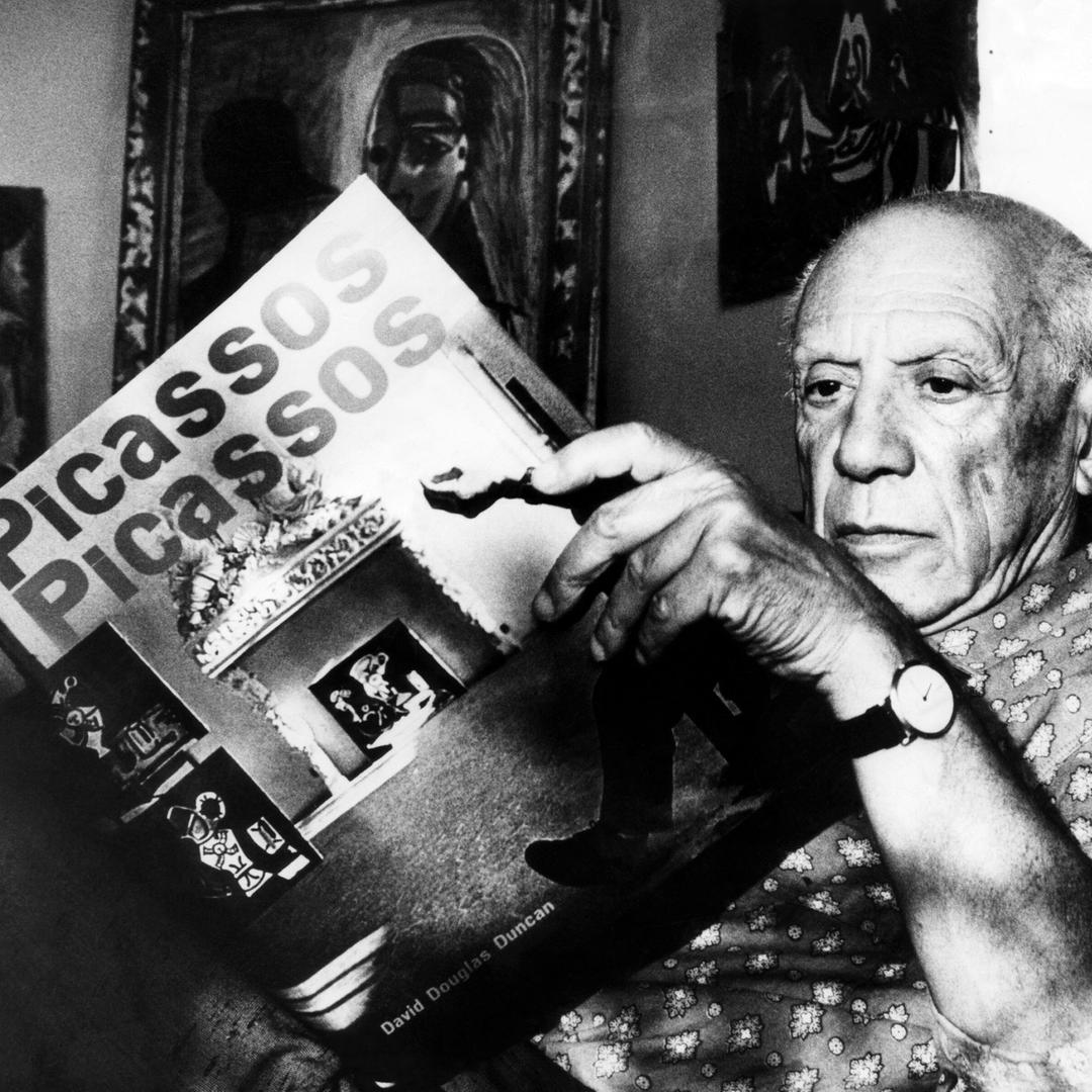 picture alliance / Everett Collection | Copyright © CSU Archives/Everett Collection / Everett Collectio・Bild: Artist Pablo Picasso reads fom his book at his home on the French Riviera. 10/19/60. Courtesy: CSU Archives/Everett Collection. picture alliance / Everett Collection | Copyright © CSU Archives/Everett Collection / Everett Collectio