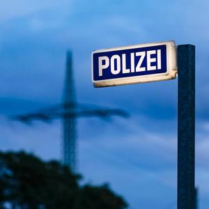 Ein Schild an einer Polizeiwache in Sülz. Köln, 12.08.2019 