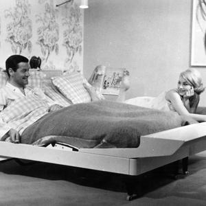 Schwarz-weiß Bild: Mann und Frau in einem Hotelzimmer.