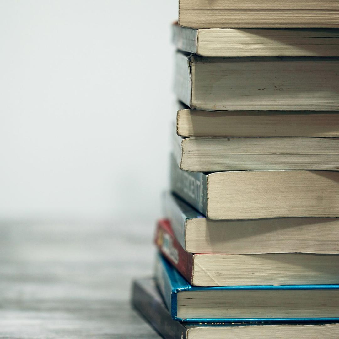 Stapel mit dicken Schulbüchern - Schullektüre zum Hören