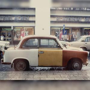 Auto in einer Straße in Berlin 1989