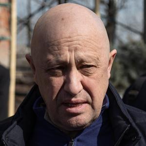 Jewgeni Prigoschin, Chef der russischen Privatarmee Wagner Group, nimmt an der Beisetzung des getöteten russischen Militärbloggers Tatarski auf dem Friedhof von Trojekurowskoje teil.
