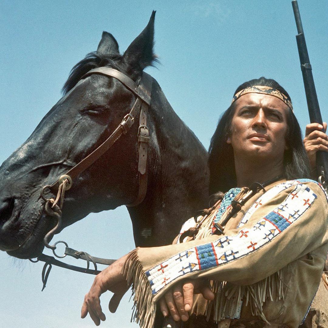 Pierre Brice (l) als Apachen-Häuptling Winnetou und Lex Barker als sein Blutsbruder Old Shatterhand in einem Karl-May-Film