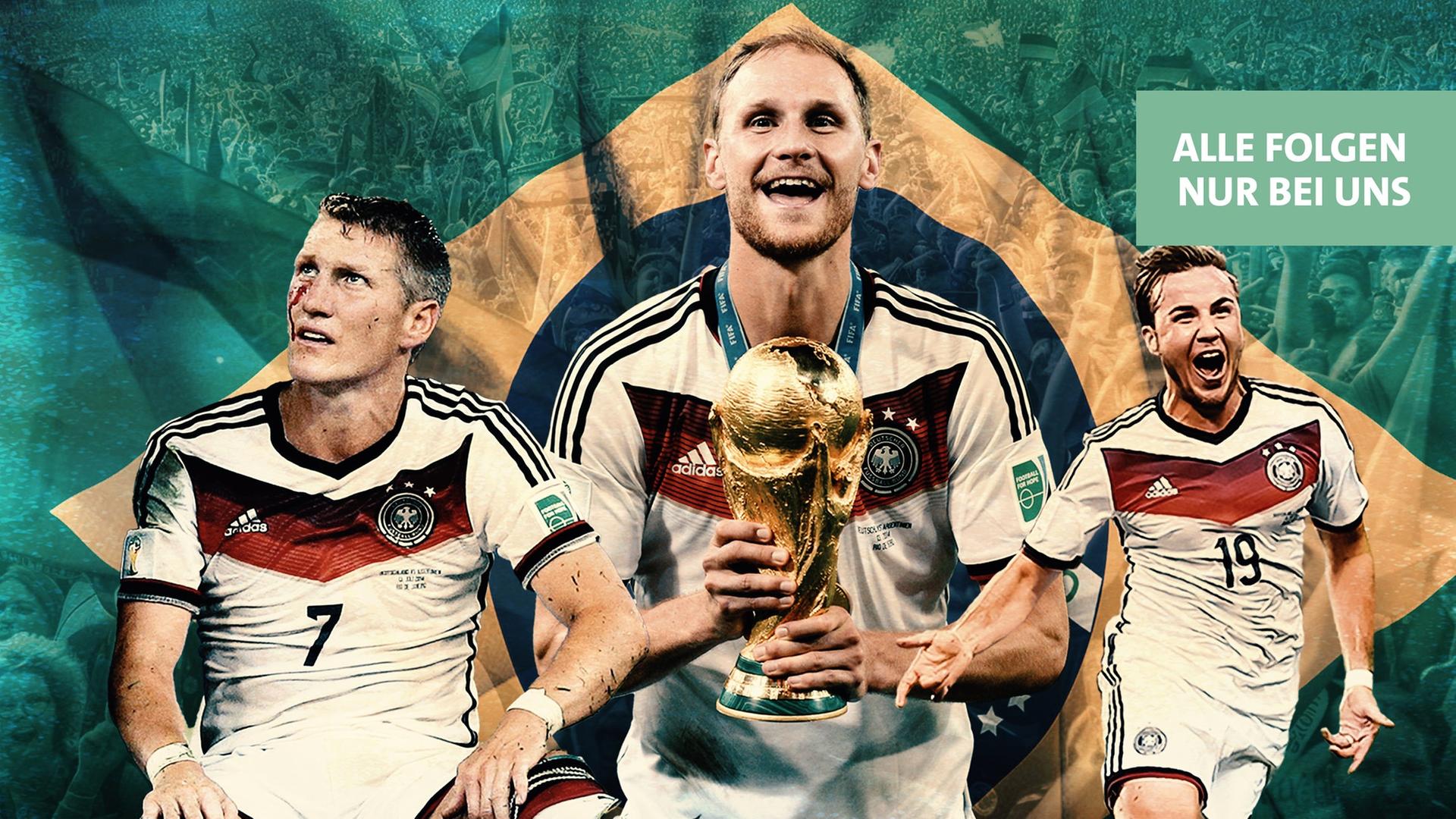 Bastian Schweinsteiger, Benedikt Höwedes und Mario Götze vor der brasilianischen Flagge mit dem WM-Pokal 