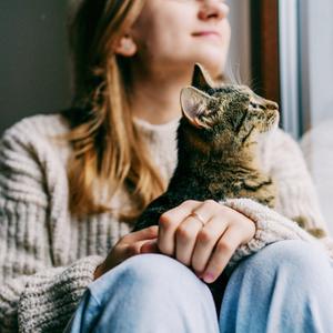 Frau mit Katze am Fenster