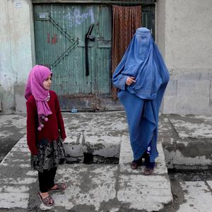 Frau und Mädchen in Kabul