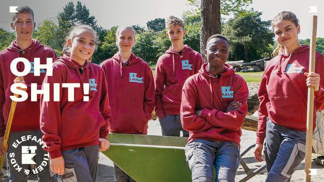 Bild: MDR/Cine Impuls Leipzig GmbH Gleich am ersten Tag geht es für Laura, Stella, Inga, Kalid, Jakob und Nick (v.l.n.r.) gleich richtig los: Die komplette Afrika-Savanne muss von Tierkacke befreit und das Futter ausgebracht werden.