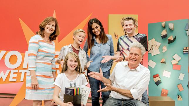 Bild: rbb/Monique Wüstenhagen 570.000 Schülerinnen und Schüler der 6. Klassen aus ganz Deutschland hatten sich am 59. Vorlesewettbewerb beteiligt. Und die besten 16 trafen sich am Mittwoch (20.0) beim rbb im Studio A, um "Deutschlands besten Vorleser" zu küren. Die Wahl fiel auf Victoria Schaay aus Nordrhein-Westfalen. Victoria ist 12 Jahre und hatte sich zum Vorlesen für das Buch von Gritt Poppe "Joki und der Wolf" entschieden. - (v.li.) Jurorin Angelika Schaack, Siegerin Victoria Schaay und die Juroren Jarik Foth, Nilam Farooq, Tim Gailus und Max Moor