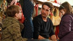 Abholzeit: Luis (Oskar Borchert Avalone, li.) erzählt Freddy (Oliver Wnuk), dass sein Vater nicht mehr kommt. Amelie (Lotta Jauch) hört zu.