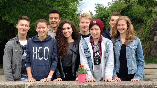 Bild: SWR Acht Schüler aus Freiburg stellen sich einer aufregenden Herausforderung: Mit einem persönlichen Coach wagen sie den Sprung in ihren Traumberuf – mit allen Höhen und Tiefen. v.l.: Lukas, Sue, Anwuli, Sabrina, Luka, Annika, Noah, Paula