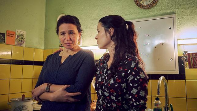 Ada (Anna Fischer) nimmt Mandantin Alina Rudenko (Liudmyla Vasylieva) nach dem Rauswurf bei ihrem Arbeitgeber kurzerhand bei sich auf.
