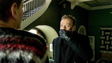 Bild: MDR/Gordon Muehle Adam Volx (Sylvester Groth) erinnert sich an Gregor Zettels (Devid Striesow) Song. (v.re.)