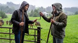 Ärger bei den Leitners: Florian (Florian Panzner, li.) und Karl (Christoph M. Ohrt, re.) brauchen dringend mehr Weidefläche.
