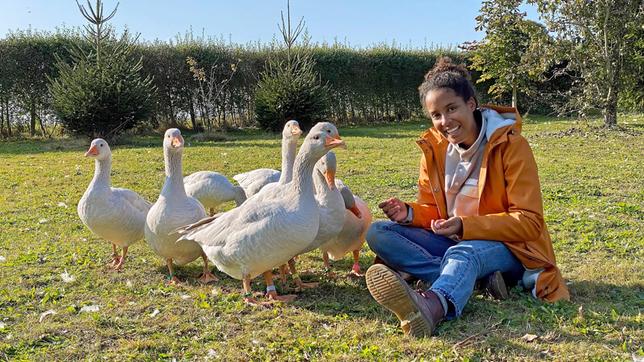 Alex’ Gänse sind so lieb, dass Pia sich schon nach kurzer Zeit zu ihnen setzen und mit ihnen um die Wette schnattern kann. Weiteres Bildmaterial finden Sie unter www.br-foto.de.