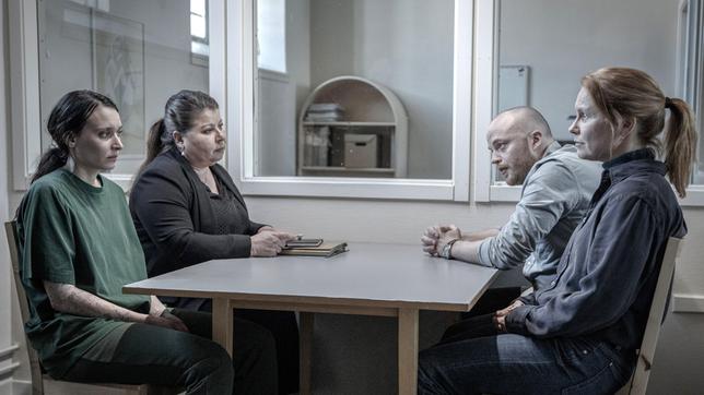 Bild: SVT 2020/Johan Paulin Alice (Eva Melander, re.) und Stellan (Albin Grenholm) vernehmen Jenni (Josefine Asplund, li.) im Beisein ihrer Anwältin.