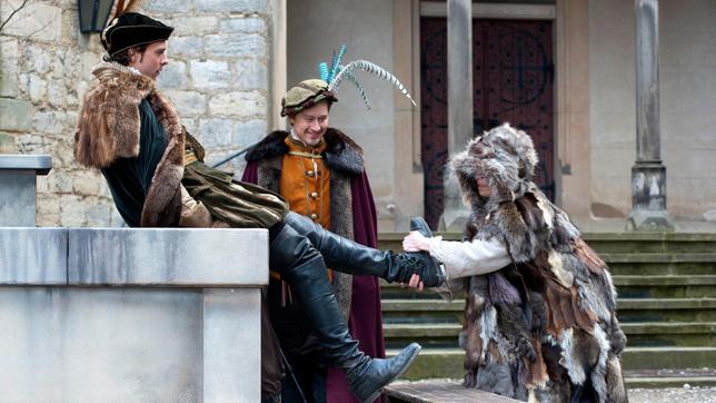 Bild: NDR Allerleirauh (Henriette Confurius) zieht Jakob (André Kaczmarczyk) die Stiefel aus, Rasmus (Adrian Topol) sieht zu.