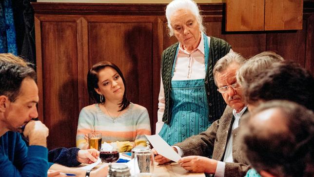 Bild: BR/Nadya Jakobs Als das Quiz beginnt, ist Schattenhofer weiter siegessicher, doch die Fragen erweisen sich als kniffliger als gedacht. Von links: Mike Preissinger (Harry Blank), Katharina Benninger (Carina Dengler), Theresa Brunner (Usrula Erber) und Lorenz Schattenhofer (Werner Rom). Weiteres Bildmaterial finden Sie unter www.br-foto.de.