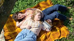 Alte Erinnerungen: Marianne (Amelie Plaas-Link, oben) und ihre Jugendfreundin Geli (Christina Petersen, unten).