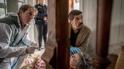 Am Tatort: Kommissar Dupin (Pasquale Aleardi, re.), Forensiker Frack (Jesse Albert, li.) und Nevou (Gisa Flake, hinten) im Haus der toten Joelle Contel (Doris Plenert, unten).