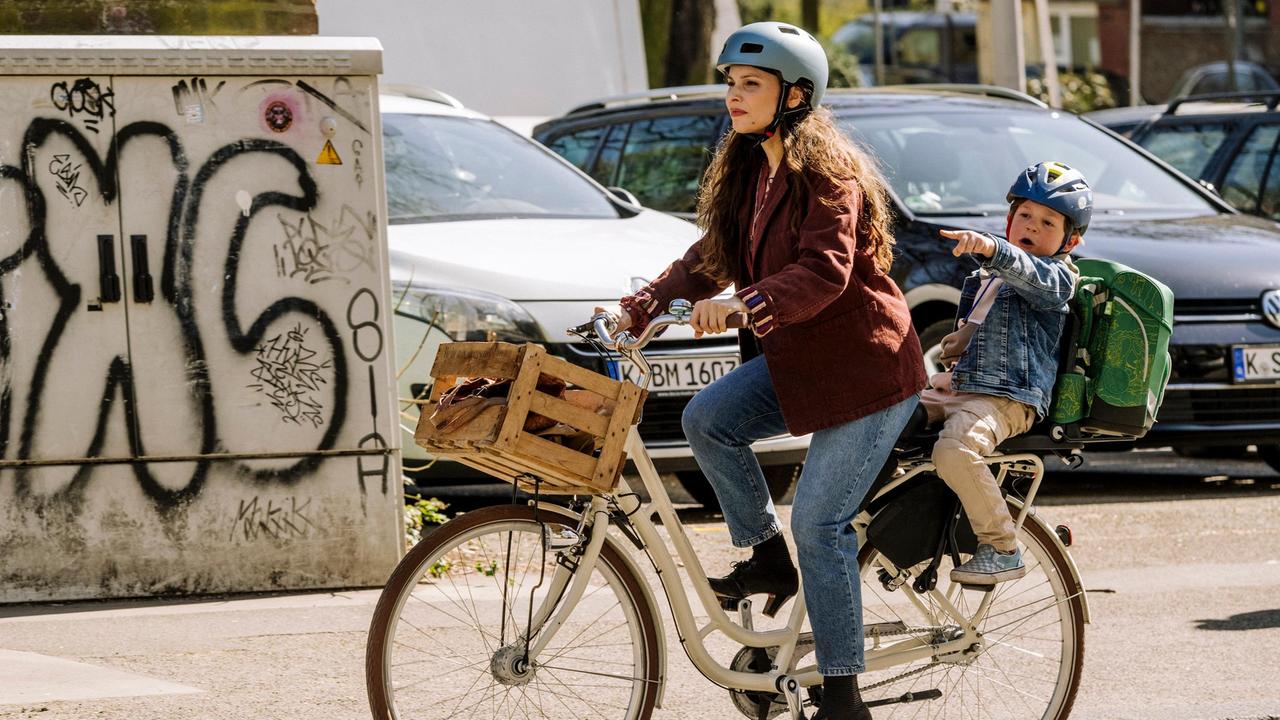 An diesem Tag kommt alles anders: Fritz (William Vonnemann, li.) und seine Mama Frederike (Mina Tander, re.)