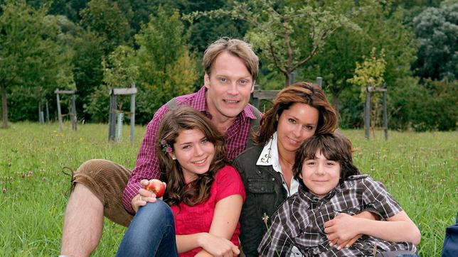 Andrea Bruckheim (Christina Plate) hat einiges erreicht. Das angegliederte Hotel ihres Mannes Thomas (Pierre Besson) ist permanent ausgebucht. Und ihre beiden Teenager-Kinder Eva (Rebecca Martin, li.) und Max (Pascal Andres, re.) sind - von Liebeskummer und Mathe-Hausaufgaben abgesehen - putzmunter.