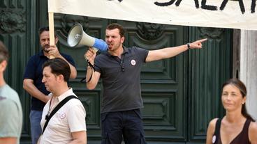 Bild: ARD Degeto/Nicolas Maack Andrea Santello (Edin Hasanovic) ruft zum Streik vor der Oper auf.