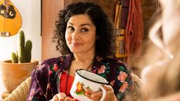 Andrina (Nagmeh Alaei) ist die beste Freundin von Toni (Diana Amft, re.).