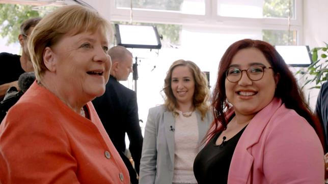 Angela Merkel (li.) trifft sich mit Geflüchteten - zehn Jahre nachdem sie gesagt hat: „Wir schaffen das“. Unter anderem mit Mahsa Narimani (27) (re.), sie floh damals aus dem Iran.