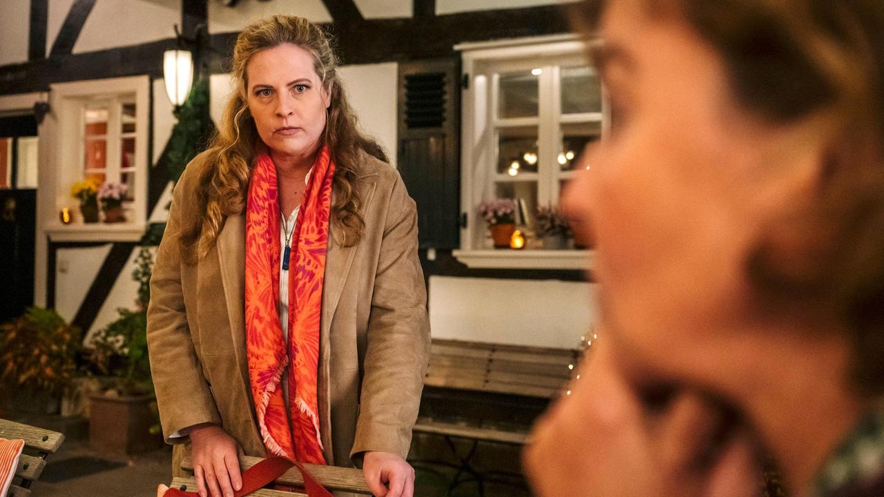Angespannte Stimmung zwischen den Janssen-Frauen: Für Toni (Diana Amft, li.) und ihre Mutter Heidi (Margarita Broich, re.) stehen einige Veränderungen an.