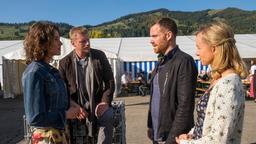 Anna (Anne Schäfer, li.) und Hannes (Martin Gruber, 2. v. li.) machen Urlaub mit ihren Ex-Partnern: Tobias (Bernhard Piesk) und Almuth (Johanna Klante).