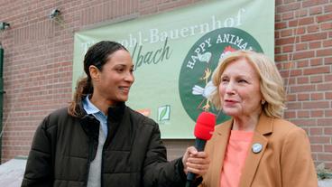 Bild: Radio Bremen Annabelle Mandeng und Maren Kroymann kümmern sich in „Kroymann“, Folge 17 (Radio Bremen, SWR, NDR und WDR im Ersten), um das Tierwohl (vln).