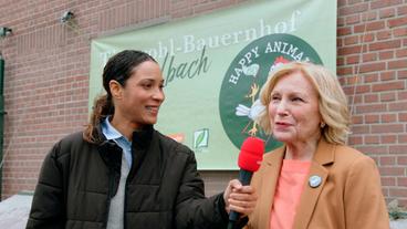 Annabelle Mandeng und Maren Kroymann kümmern sich in „Kroymann“, Folge 17 (Radio Bremen, SWR, NDR und WDR im Ersten), um das Tierwohl (vln).