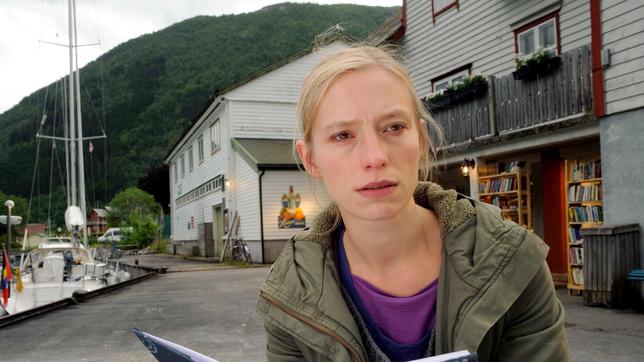 Annika (Sandra Borgmann) liest das Tagebuch ihrer Mutter.