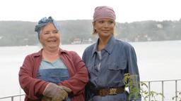 Antonia Berger (Uschi Glas, re.) und Regina Lechner (Ruth Drexel) eröffnen gemeinsam ein Hotel, doch vorher müssen sie kräftig renovieren.