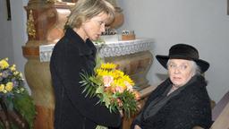 Antonia Berger (Uschi Glas, li.) und Regina Lechner (Ruth Drexel) müssen notgedrungen an einem Strang ziehen.