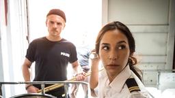 Arda Turan (Yasemin Cetinkaya) und Frank van Dijk (Niklas Osterloh) kontrollieren einen verdächtigen Kühlcontainer.