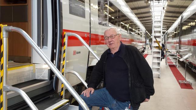 Bild: WDR/Flash Film Armin Maiwald steigt in einen neuen ICE 4 ein